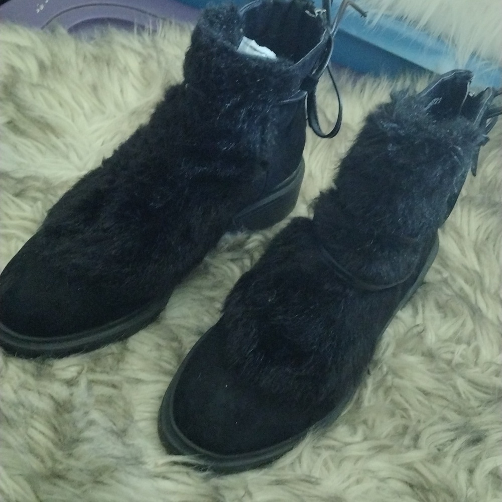 Forever 21 faux fur boots the faux fur is on the top